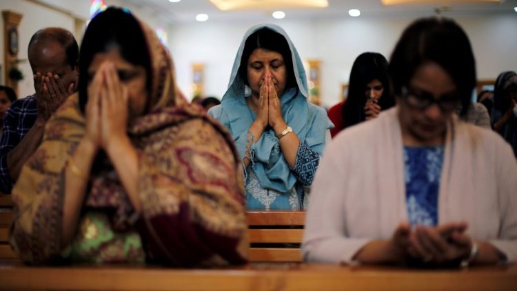 các tín hữu đang cầu nguyện tại một nhà thờ ở Dubai