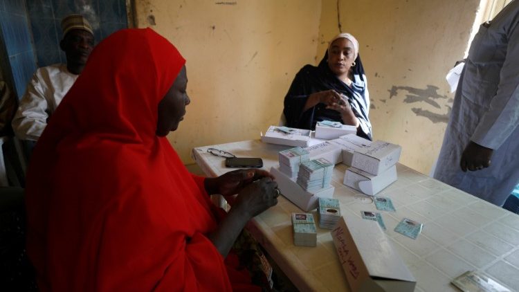 Preparazione delle schede elettorali nel villaggi