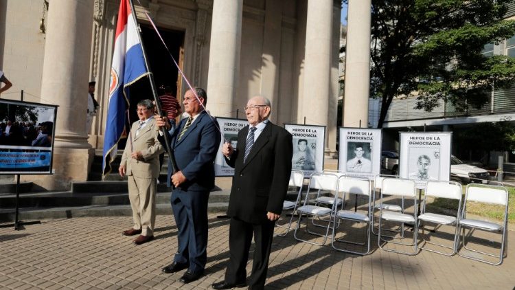 Paraguayos conmemoran 30 aniversario del fin de la dictadura de Alfredo Stroessner en Asunción