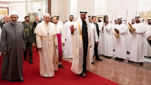 アラブ首長国連邦訪問：教皇、アブダビに到着、空港での歓迎