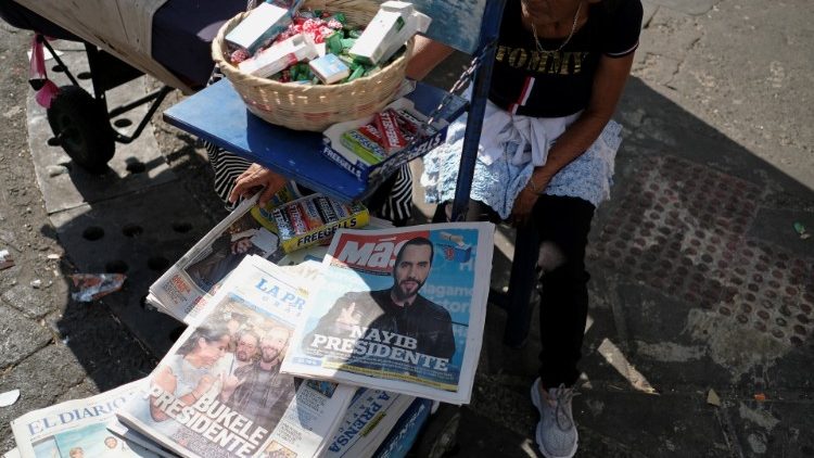 mujer vende periódicos que anuncian a Bukele presidente electo