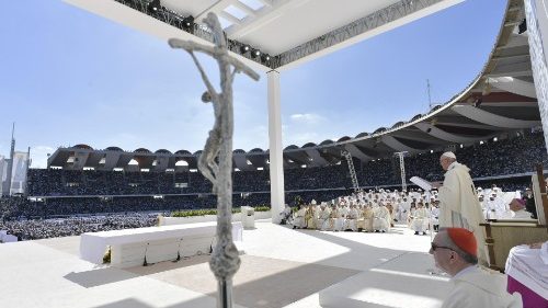 Papa aos milhares de católicos em Abu Dhabi: sejam oásis de paz 