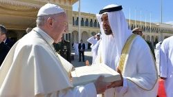 pope-francis-talks-with-abu-dhabi-s-crown-pri-1549364640797.JPG
