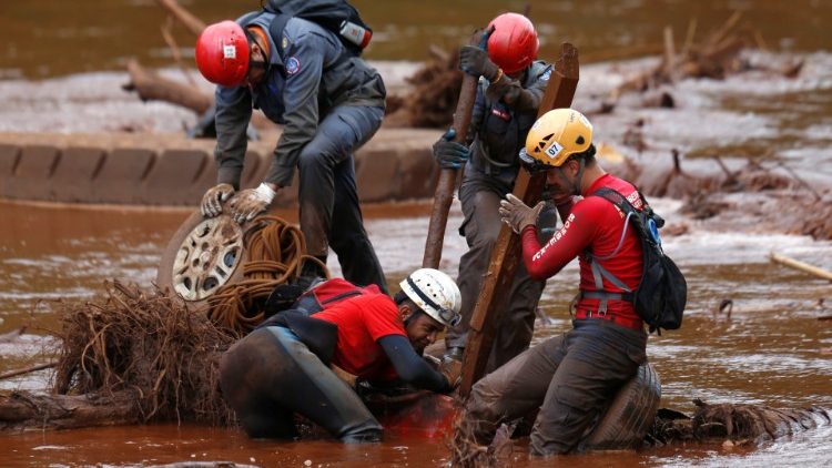 I soccorsi dopo il crollo della diga dei residui della miniera di Brumadinho