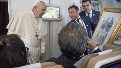 pope-francis-rececives-gift-on-plane-after-ua-1549454417284.JPG