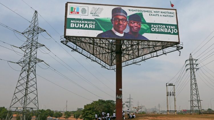 Ein Wahlplakat, das den amtierenden Präsidenten Muhammadu Buhari und dem Vizepräsidenten Yemi Osinbajo zeigt