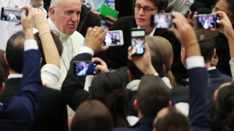 البابا يحيي المؤمنين خلال مقابلة الأربعاء العامة في قاعة بولس السادس