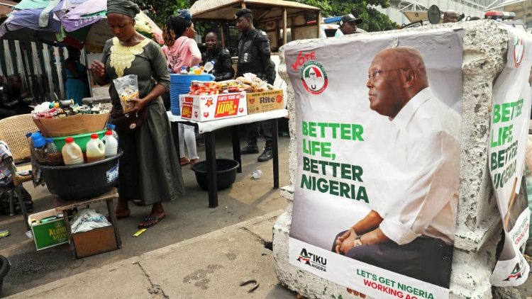 Wahlplakat des Vorsitzenden der  People's Democratic Party (PDP), Atiku Abubakar, der als Präsidentschaftskandidat gegen Machthaber Muhammadu Buhari antritt