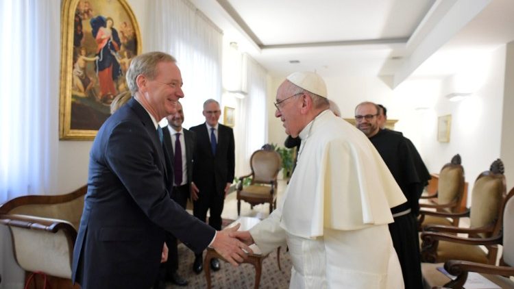 Ferenc pápa és Brad Smith, a Microsoft elnöke a Szent Márta-házban