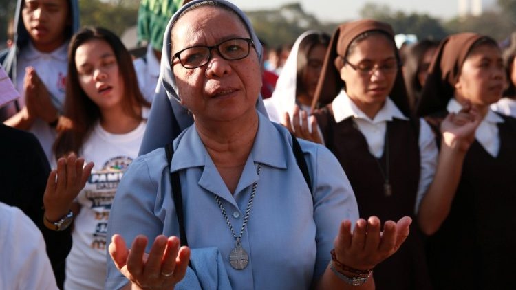 Irmãs em oração durante uma Missa pelas vítimas de abusos em Quezon City