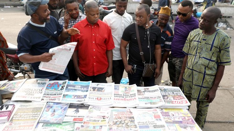 Giornali nigeriani dopo il rinvio delle elezioni