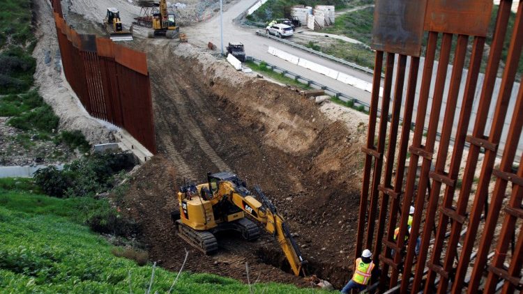 Изграждането на стената в Тихуана на границата между САЩ и Мексико