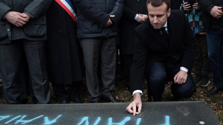 Le président Macron en visite dans un cimetière juif profané à Quatzenheim, en Alsace.