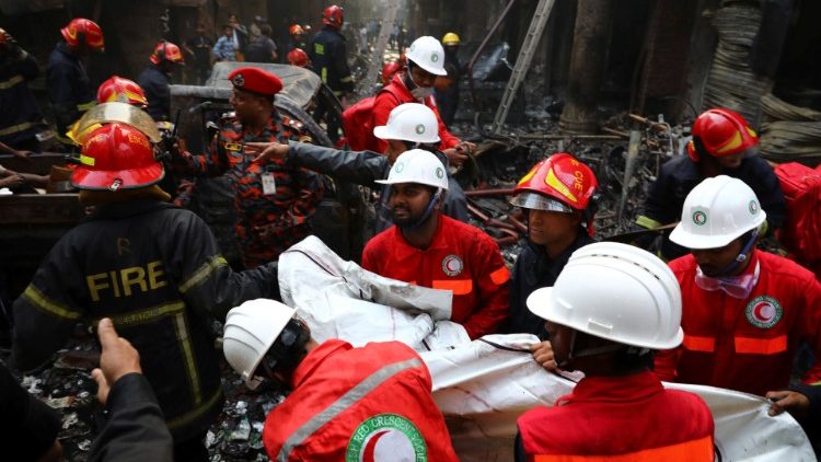 volunteers-recover-a-dead-body-from-a-burnt-w-1550714662644.JPG