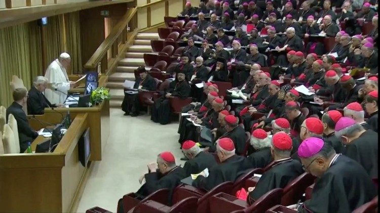 البابا مفتتحا أعمال لقاء حماية القاصرين في الكنيسة