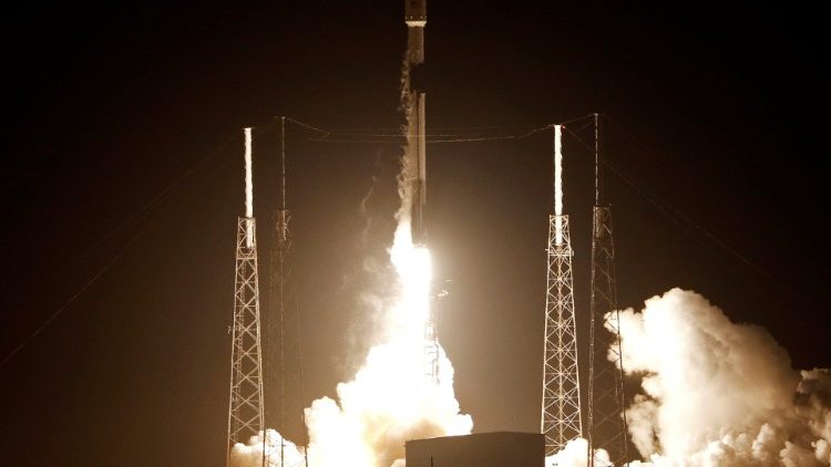 O foguete SpaceX Falcon 9 transporta a primeira nave espacial de Israel, projetada para pousar na Lua, decola na primeira missão lunar financiada pelo setor privado na Estação da Força Aérea de Cabo Canaveral.