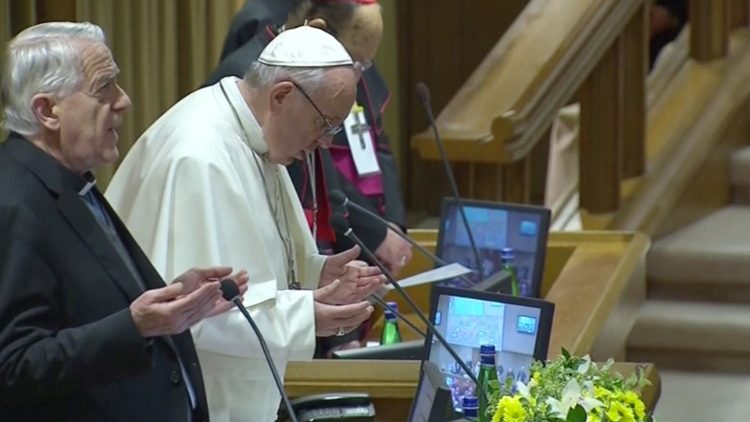 Papa Françesku dhe atë Federico Lombardi, në lutje, në Takimin për mbrojtjen e të miturve në Vatikan
