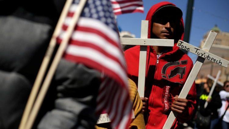 Menschen protestieren in El Paso (Texas) gegen Donald Trumps Entscheidung, den nationalen Notstand auszurufen