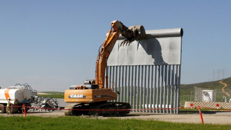Der Abriss eines Mauer-Prototyps an der Grenze macht den Weg frei für die endgültige Mauer