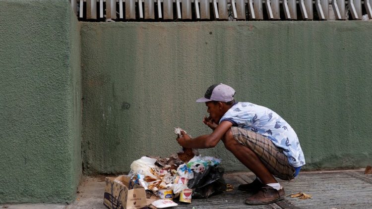 Un Vénézuélien récupère de la nourriture dans des déchets, en février 2019 à Caracas.