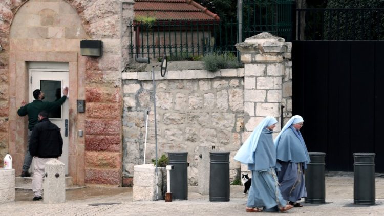 Des religieuses, marchant dans une rue à Jérusalem.