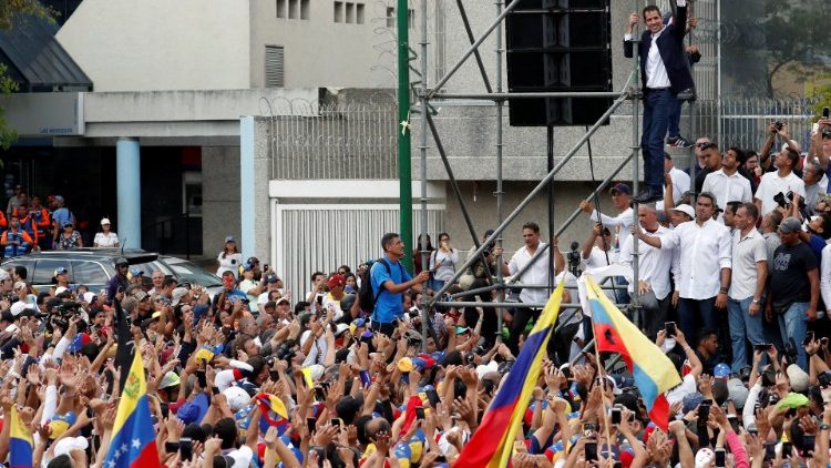 Juan Guaido torna a parlare davanti ai suoi sostenitori