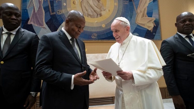 Papst Franziskus und Faustin Archange Touadera im Vatikan