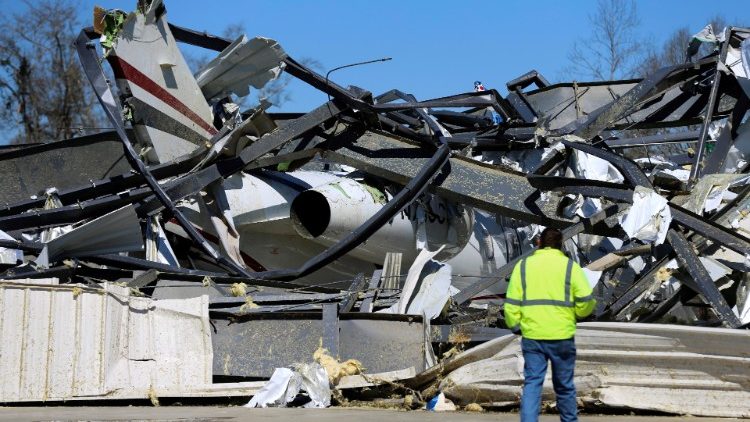 Un Jet Bombardier Challenger 350 tras los tornados, en Eufaula, Alabama