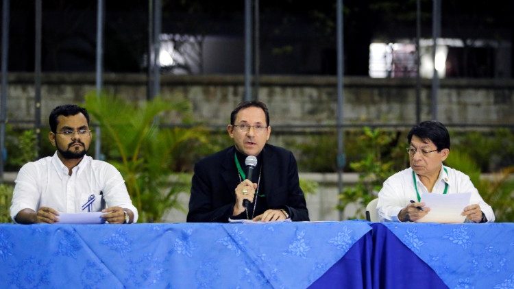 Al centro: mons. Stanislaw Sommertag nel corso di una conferenza stampa a Managua