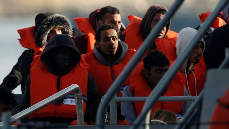 Migrantes resgatados no mar desembarcam em Malta