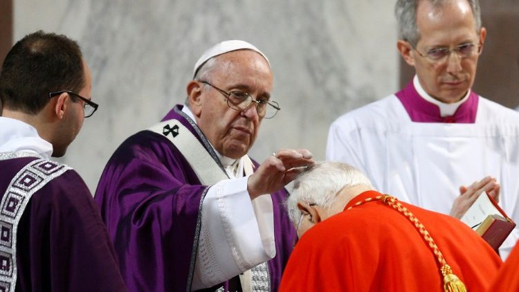 灰の儀式をとり行う教皇フランシスコ　2019年の灰の水曜日