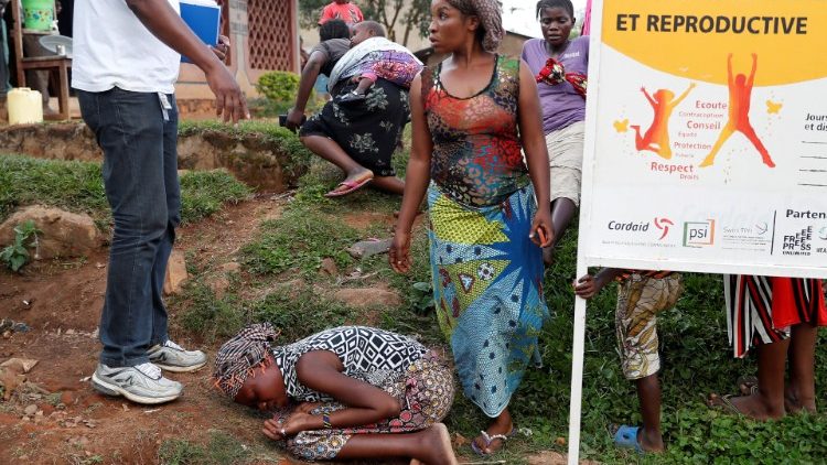 En mamma vars barn är döende i ebola gråter 