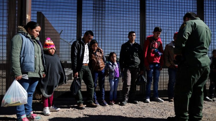 Migrantes centroamericanos en El Paso, Texas, detenidos por la patrulla estadounidense