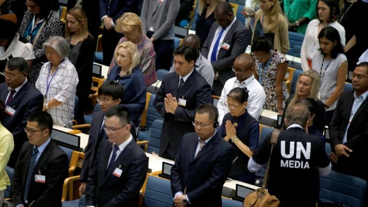 Delegati Četvrte skupštine Ujedinjenih naroda o okolišu minutom šutnje daju počast žrtvama avionske nesreće u Etijopiji