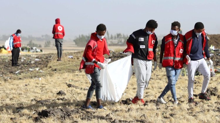 Các nhân viên tìm kiếm cứu trợ tại nạn máy bay ở Ethiopia 