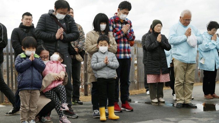 Des Japonais se recueillent lors de la commémoration, le 11 mars 2019, de la catastrophe de Fukushima et du séisme et tsunami de 2011.