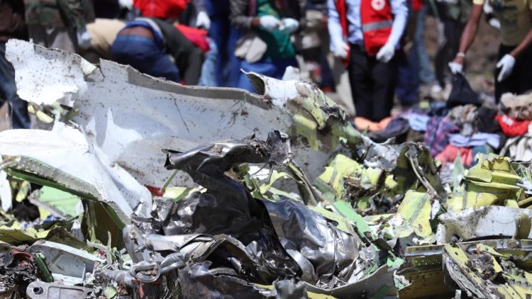 बीशोफ्तू शहर के पास दुर्घटनाग्रस्त विमान का मलवा