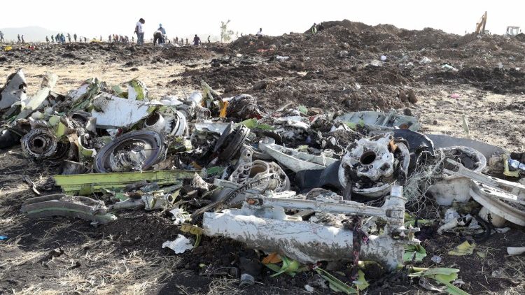 इथियोपियाई विमान दुर्घटना के बाद जला हुआ मलवा