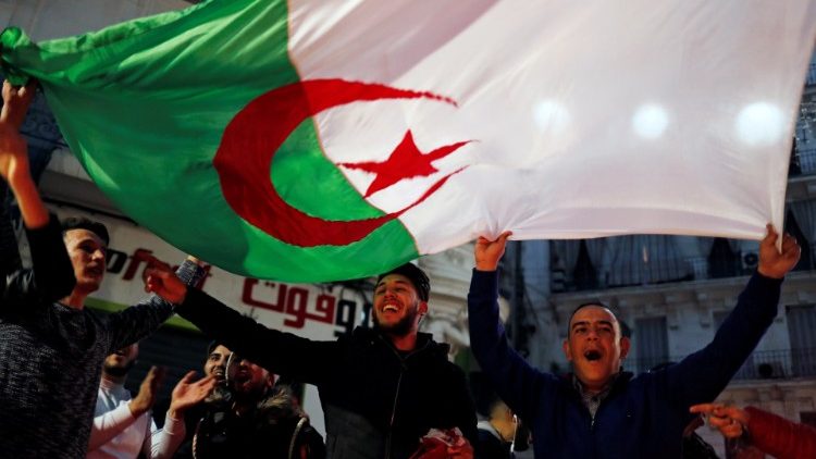 Algériens célébrant la décision d'Abdelaziz Bouteflika de renoncer à un 5e mandat