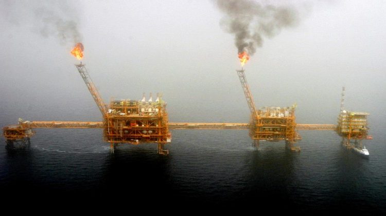 منصات لاستخراج النفط الإيراني في الخليج