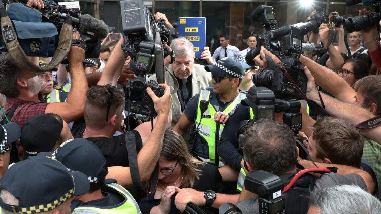 Kardinál Pell opouští budovu soudu v Melbourne