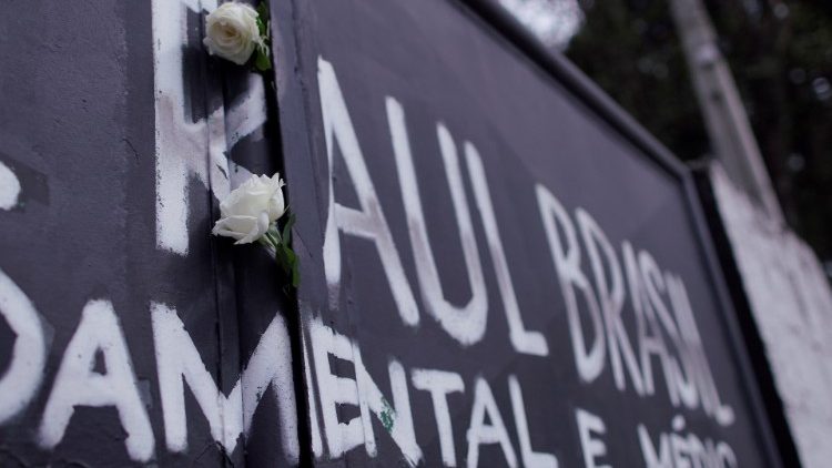 Cvijeće ostavljeno na ulaznim vratima škole Raul Brasil u Suzanu, u Brazilu, u spomen na žrtve pucnjave