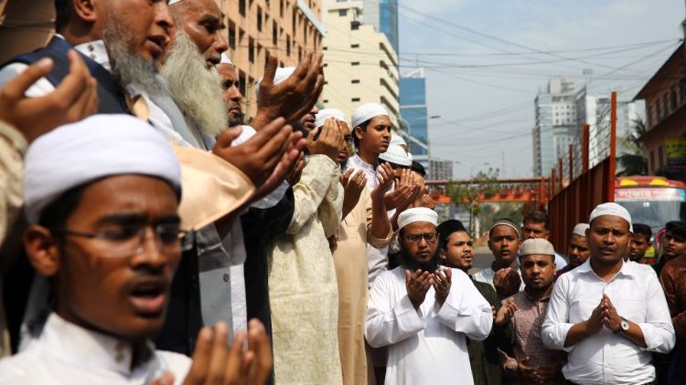 Muslimani v Daki molijo za žrtve napadov na Novi Zelandiji