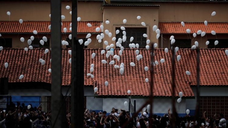 Estudantes soltam balões durante homenagem às vítimas do atentado na escola Raul Brasil em Suzano, na quarta-feira 19