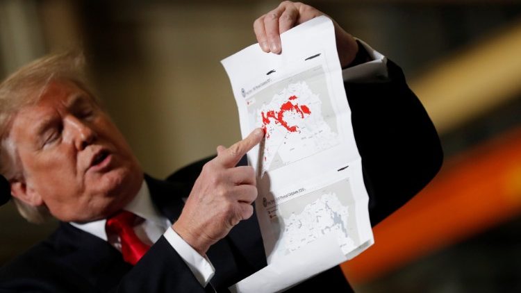 US-Präsident Trump zeigt auf eine Karte von Syrien und Irak