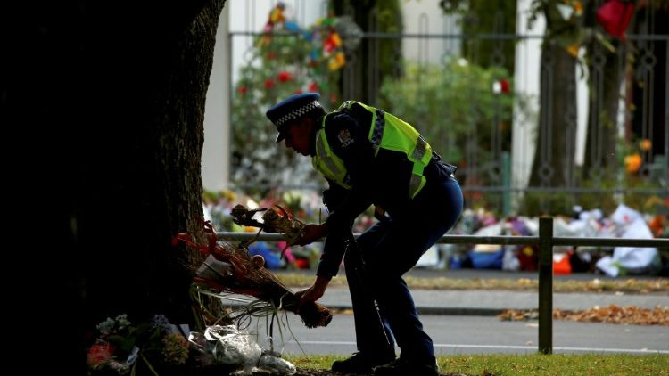 Policjant składa kwiaty w miejscu ataku na meczet w Nowej Zelandii