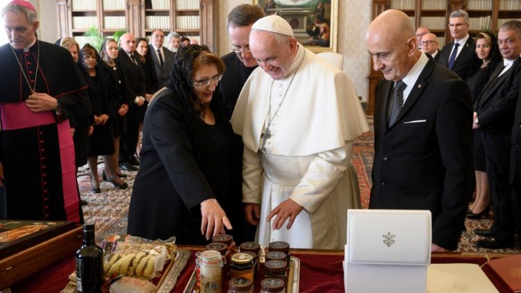 Papež Frančišek in malteška predsednica Marie-Louise Coleiro Preca med srečanjem v Vatikanu