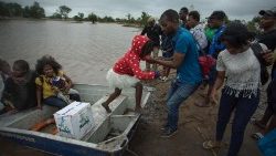 the-victims-of-cyclone-idai-get-off-a-boat-in-1553171054093.JPG