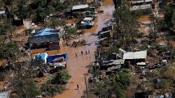 locals-affected-by-cyclone-idai-walk-on-flood-1553180063113.JPG