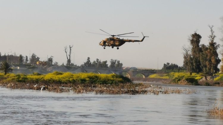 Un hélicoptère explorant la zone du naufrage à la recherche d'éventuels survivants, le 21 mars 2019 près de Mossoul, en Irak.